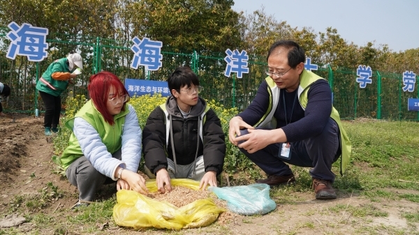 春分犁耙乱纷纷 实验室湿垃圾变身环保肥料 大学生让春种有了“科技范”