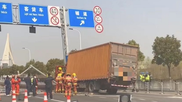 闵浦三桥一辆厢式货车撞歪龙门架立柱 消防队员救出被困司机