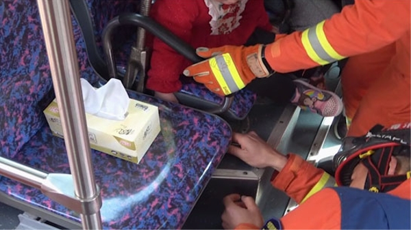 顽皮小囡手被公交座椅卡住，消防部门紧急施救