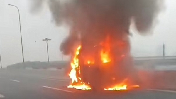 今晨沪昆高速，一辆面包车陷入火海
