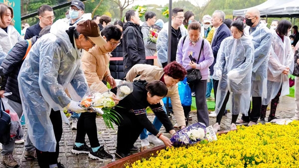 福寿园为9位已故癌症患者举办集体花坛葬礼