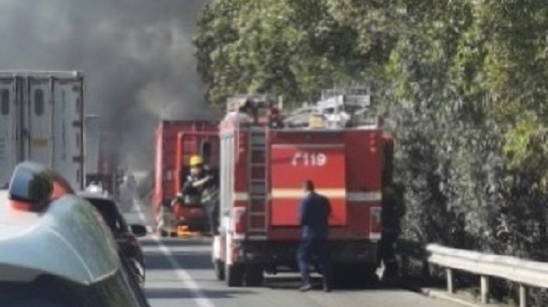 上海绕城高速厢式货车起火 所幸未造成人员伤亡