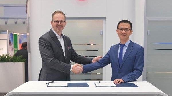 中德光学企业签约合作 为中国高端镜片市场带来新产品
