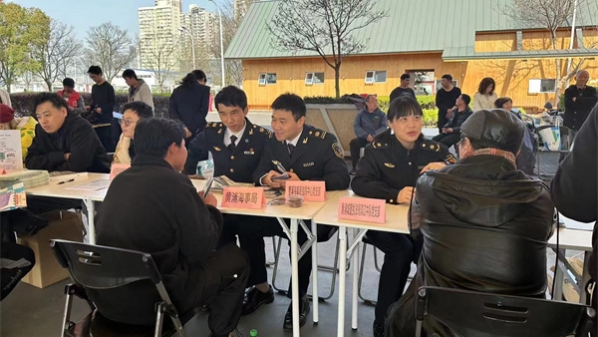 帮人民管理好城市 城管开展的这个联建送温暖活动受到居民欢迎