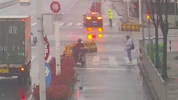 男童高烧全身痉挛 交警及时护送就医