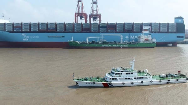 中国首单！上海港完成大型绿色甲醇双燃料动力集装箱船舶“船-船”同步加注业务