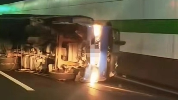 沪陕高速长江隧道一辆货车侧翻 所幸未造成人员伤亡