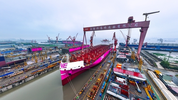 亚洲第一长船坞百战功成 外高桥造船2号船坞迎来第100批次出坞节点
