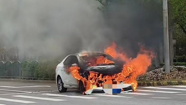 张杨北路春阳路路口一轿车自燃 幸无人员伤亡