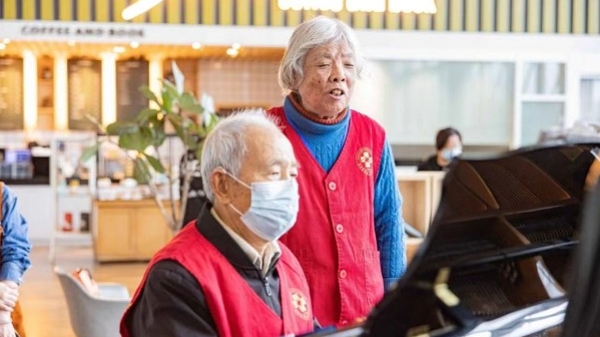 85岁“钢琴爷爷”在医院公演3年，只因……