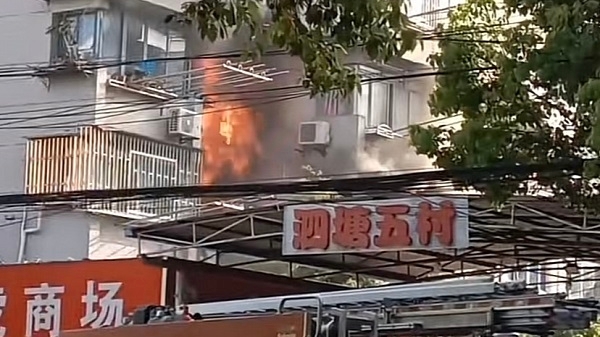 窗口蹿出明火 今天上午宝山区泗塘五村一民宅发生火灾