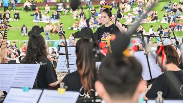 在花田中享受音乐，第二届上海湾区·花开海上音乐节举行