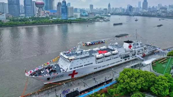登新式舰船，市民赞：威武！人民海军成立75周年舰艇开放活动上午举行