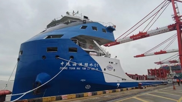 全球最大江海直达纯电动集装箱船首航洋山港
