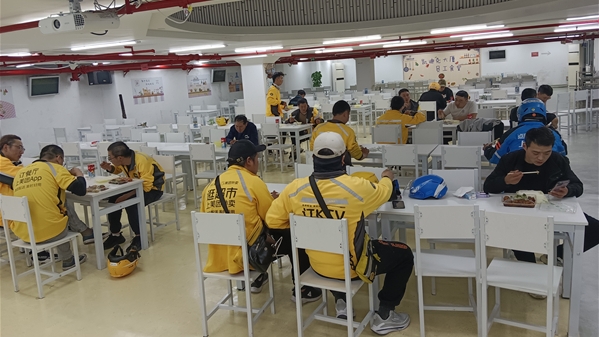 新就业群体“用餐难、用餐贵、用餐晚”怎么办？静安商圈里出现了“小哥平价食堂”