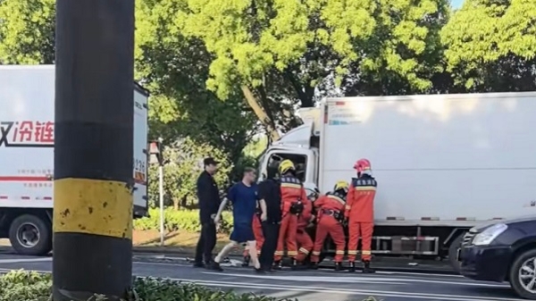 松江区昆港公路两辆货车追尾 被困驾驶员送医救治