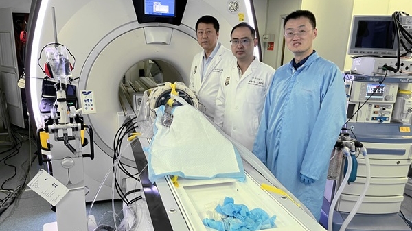 打破国外垄断！上海市第一人民医院联合上海交通大学生物医学工程学院首次成功完成国产经颅“磁波刀”系统临床前灵长类动物实验
