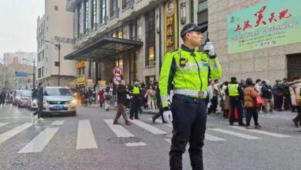这个“外滩活地图”交警，因为执法暖心有温度更火了