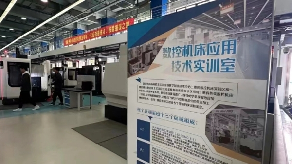 本市今年实施“120万职业技能培训计划”，全力打造技能培训“上海方案”