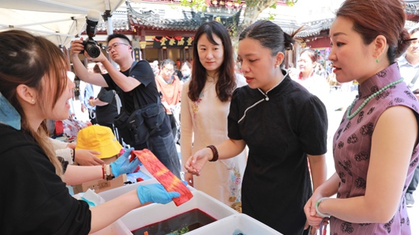 新民特写｜“妈妈集市”，空气中都是香甜的味道