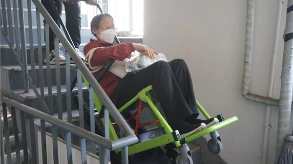 让悬空老人用上“爬楼机”，北外滩街道推出助老服务