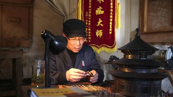 普通人的上海故事｜“中国式乐高”火爆全网 上海爷叔用7000多个零件造出微缩祈年殿