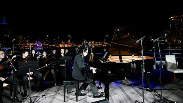 游船上的钢琴音乐会，把音符随水波传送到浦江两岸