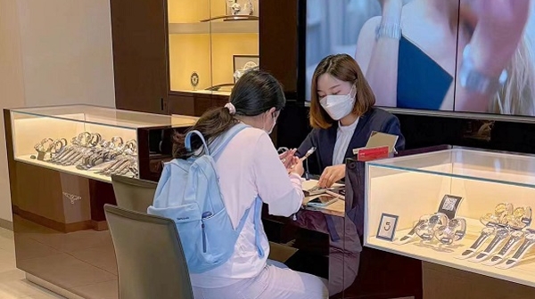 境外人士为啥到上海“高端腕表一条街”买名表？支付环境更加优化