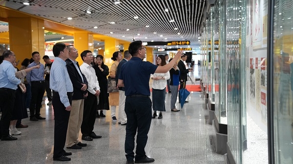 长空破晓东方白 “纪念上海解放75周年”主题展览今天揭幕