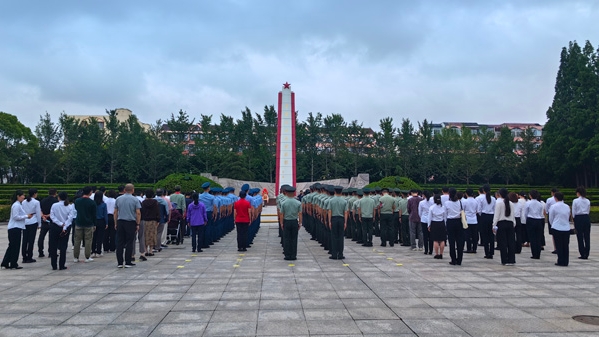 庆祝上海解放75周年系列活动在宝山烈士陵园举行，连环画《黎明前的战斗》部分手稿首次亮相