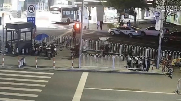 老人外出散步，突然半边身体麻痹，所幸……