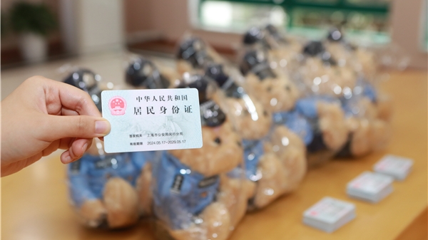 儿童节快到了，福利院的孩子收到人生第一张身份证