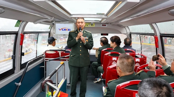 坐上红色主题专线车，上海市军休干部们重温峥嵘岁月