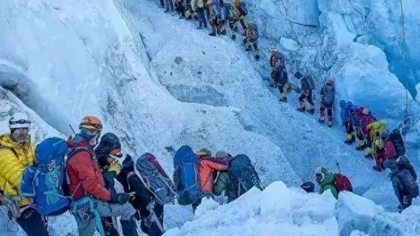 “限流”并未见效 珠峰“堵车”依旧！又有两名登山者因冰架断裂不幸坠崖
