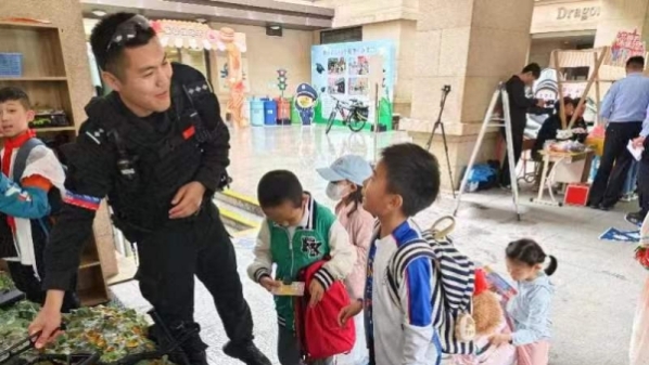 趣味警营进校园，警校携手护成长