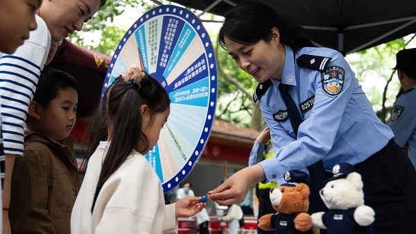 大手牵小手，警心护童心：100多名小学生在民警陪伴下喜迎“六一”