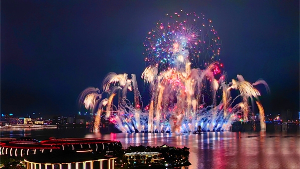 5020发礼花绽放！“滴水之恋”2024滴水湖烟花秀点亮“临港之夜”