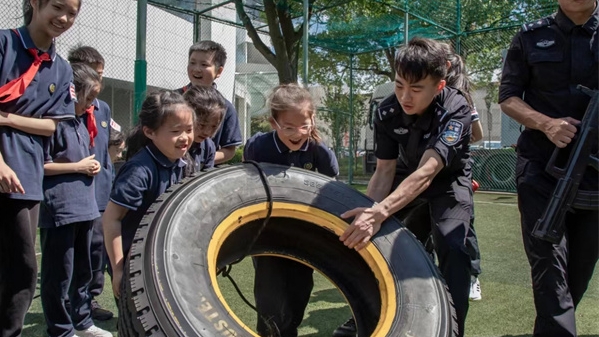 零距离感受特警风采 与警犬亲密接触 这个六一节孩子们走进闵行公安