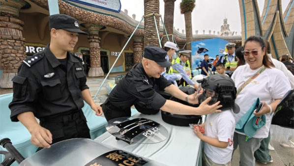 当“蓝朋友”遇到“小朋友”，这场警民互动让六一更生动
