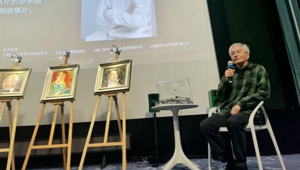 听作曲家金复载在六一为孩子们讲述电影音乐的“时代旋律”