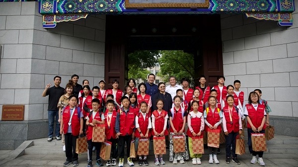 穿上红马甲变身“小小金融家” 30位上海中小学生体验金融从业者日常