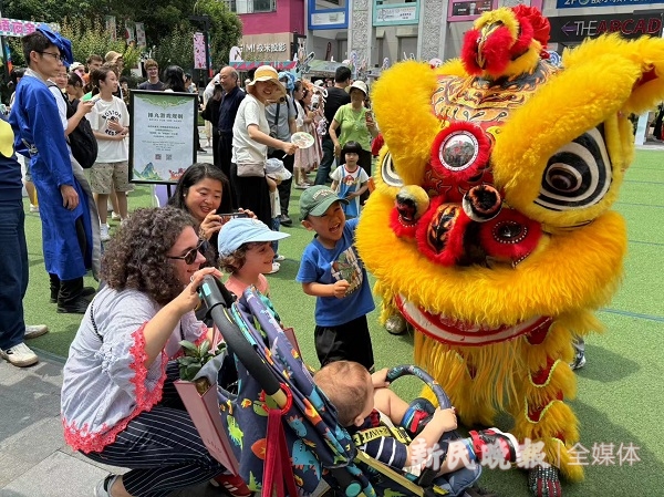 外国友人体验端午民俗不亦乐乎 热心市民自告奋勇做翻译