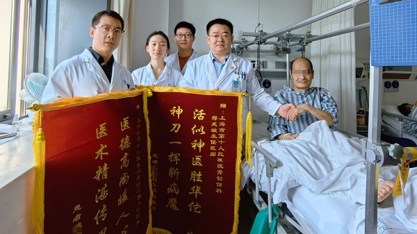 中年男子遭遇“脱骨”重伤危在旦夕，上海十院急救创伤中心奋战一月成功保肢
