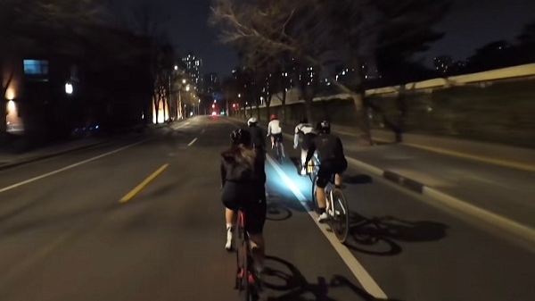 苗江路花园港路单车骑行撞上行人 周边市民：“夜骑族”违法行为回潮