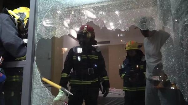 6楼居民家中双层玻璃爆裂 消防人员迅速排险