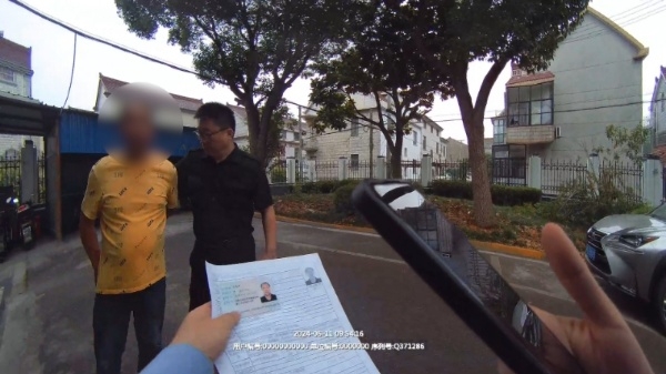 只言片语中，民警敏锐发现他是在逃人员……