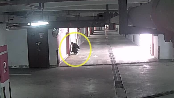 为多挣维修费 维修工竟在别人家卷帘门内塞石子