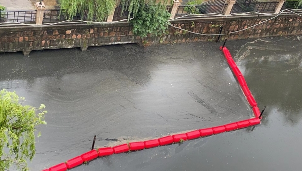 一到梅雨天就泛臭！“泵站放江”引发龙珠江河道黑臭，难题何解？