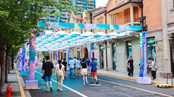 一把把雨伞连成“彩虹”长廊，这场关于“伞”的艺术盛宴在张园盛放