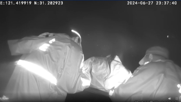 女子半夜欲跳河轻生，连丈夫都拉不住？警辅合力紧急营救